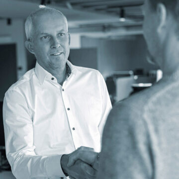 An image of two men shaking hands on the start page, with the keyword brand wholesaler.